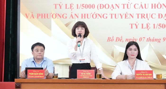 Bí thư Đảng ủy, Chủ tịch HĐND phường Bồ Đề Vũ Thị Thành chủ trì, điều hành hội nghị. Ảnh: Hồng Thái