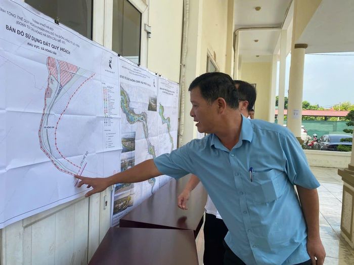 Đại biểu nghiên cứu quy hoạch phân khu đô thị sông Hồng trên địa bàn xã Hồng Vân. Ảnh: Vũ Cường.