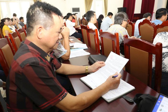 Các đại biểu nghiên cứu, cho ý kiến về điều chỉnh quy hoạch phân khu đô thị sông Hồng. Ảnh: Vũ Cường.