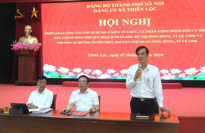 Phó Bí thư Đảng ủy, Chủ tịch UBND xã Thiên Lộc Nguyễn Hữu Dũng trao đổi thông tin tại hội nghị. Ảnh Hy Ninh