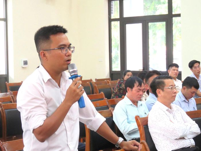 Đại biểu trao đổi về quy trình lấy ý kiến tại hội nghị. Ảnh Hy Ninh