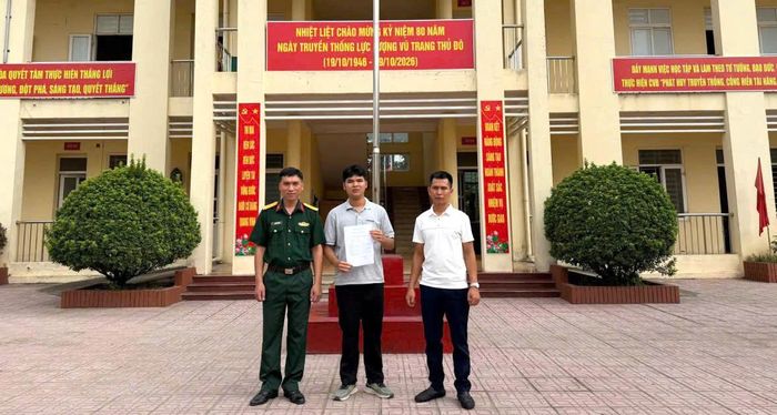 Ngày càng nhiều thanh niên Thủ đô tự nguyện viết đơn nhập ngũ. Ảnh: DH.