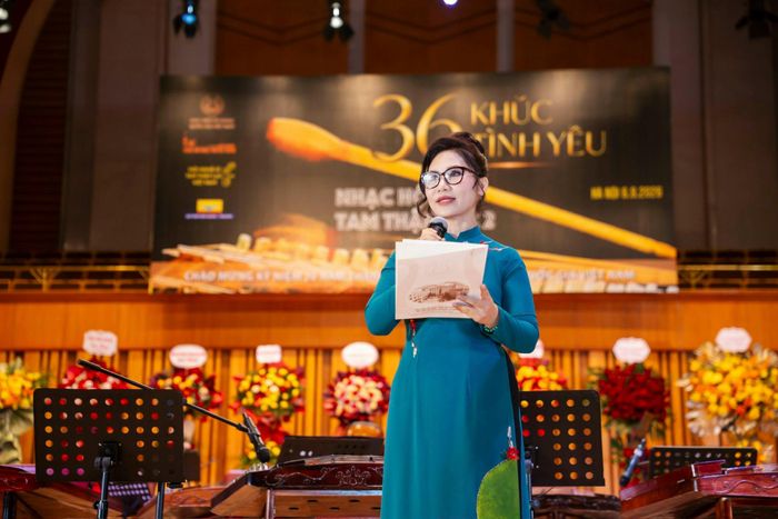 TS.NSND Nguyễn Thị Hoa Đăng, Phó Trưởng khoa Âm nhạc Truyền thống, Học viện Âm nhạc Quốc gia Việt Nam chia sẻ về chương trình. Ảnh: Hà Đông