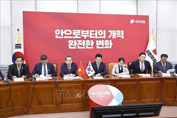 Chủ tịch Quốc hội Trần Thanh Mẫn tiếp Chủ tịch Đảng Sức mạnh Quốc dân (PPP) Jang Dong Hyeok. Ảnh: Doãn Tấn/TTXVN