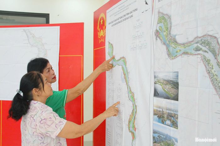 Người dân phường Phú Thượng xem, tìm hiểu về điều chỉnh tổng thể Quy hoạch phân khu đô thị sông Hồng. Ảnh: Cao Kỳ