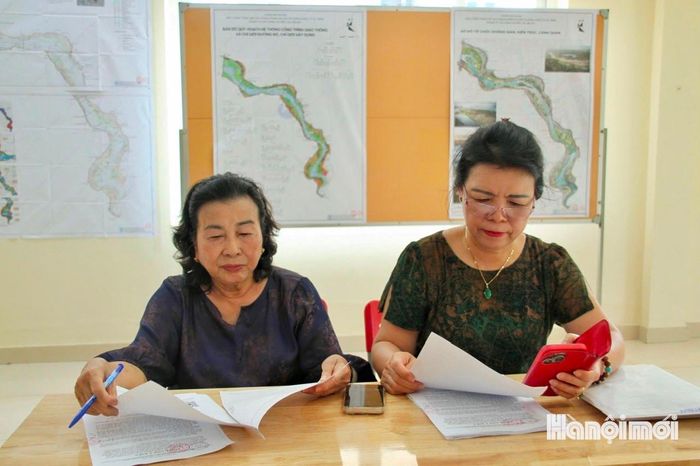 Người dân tổ dân phố Nam Thăng Long số 4 tìm hiểu hồ sơ, Phiếu lấy ý kiến trước khi tham gia góp ý về đồ án quy hoạch. Ảnh: Cao Kỳ