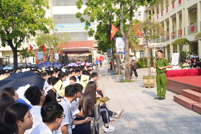 Báo cáo viên đến từ Học viện Cảnh sát nhân dân, trình bày chuyên đề về phòng ngừa vi phạm pháp luật và gây rối trật tự công cộng trong lứa tuổi thanh thiếu niên, học sinh. Ảnh: Hữu Tiệp