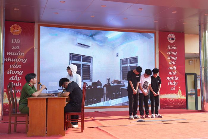 Tiểu phẩm “Một phút bốc đồng – một đời ân hận” do học sinh thể hiện. Ảnh: Hữu Tiệp