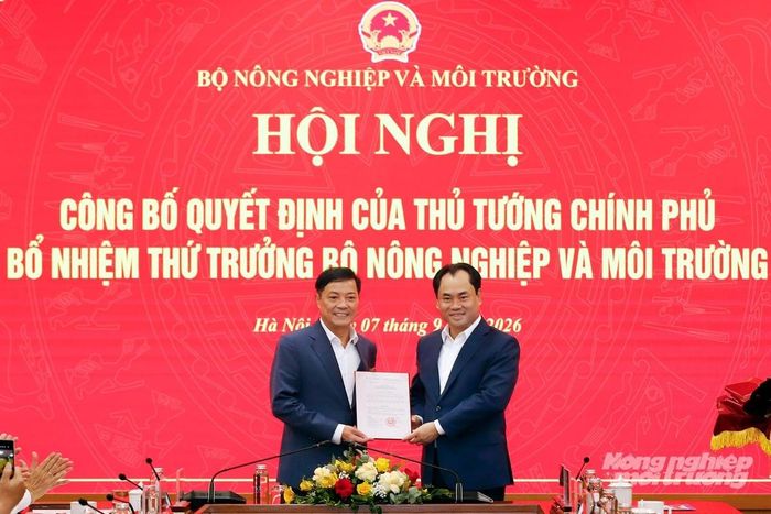 Bộ trưởng Bộ Nông nghiệp và Môi trường Trịnh Việt Hùng trao quyết định bổ nhiệm của Thủ tướng cho tân Thứ trưởng Lê Trọng Yên. Ảnh: Khương Trung.