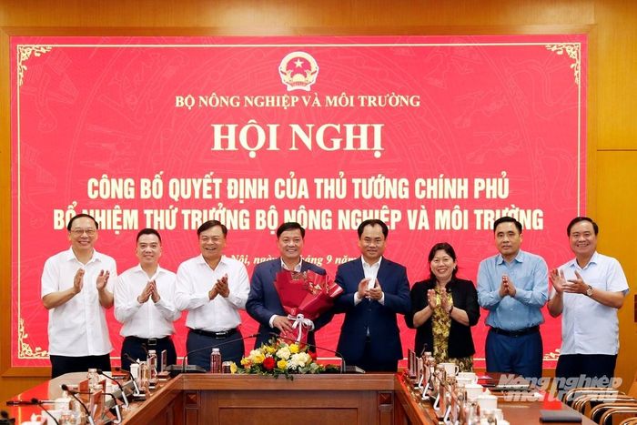 Ban lãnh đạo Bộ Nông nghiệp và Môi trường chúc mừng tân Thứ trưởng Lê Trọng Yên. Ảnh: Khương Trung.