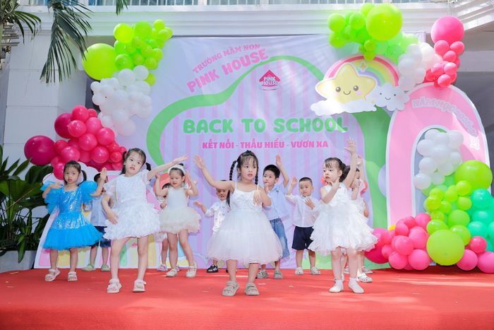Các hoạt động vui chơi, học tập giúp trẻ mầm non dần thích nghi với nề nếp và nhịp sinh hoạt của năm học mới. Ảnh: PV