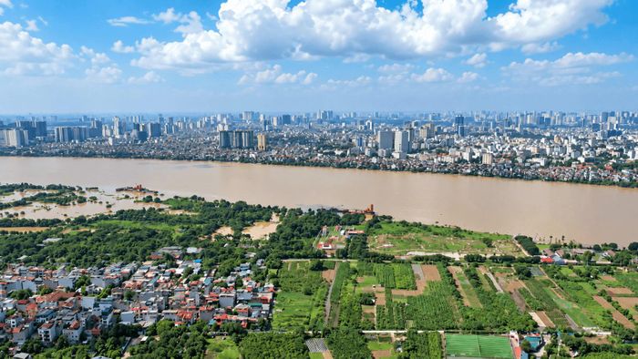 Sông Hồng nhìn từ trên cao với những bãi bồi, vùng sản xuất và khu dân cư đan xen, một không gian giàu giá trị cảnh quan, sinh thái của Hà Nội. Ảnh: PV