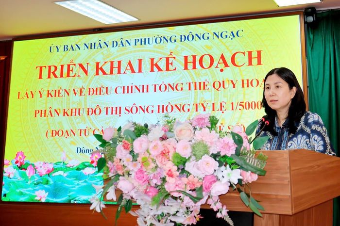 Bí thư Đảng ủy phường Đông Ngạc Đặng Hương Giang phát biểu tại hội nghị. Ảnh: Vũ Hoa