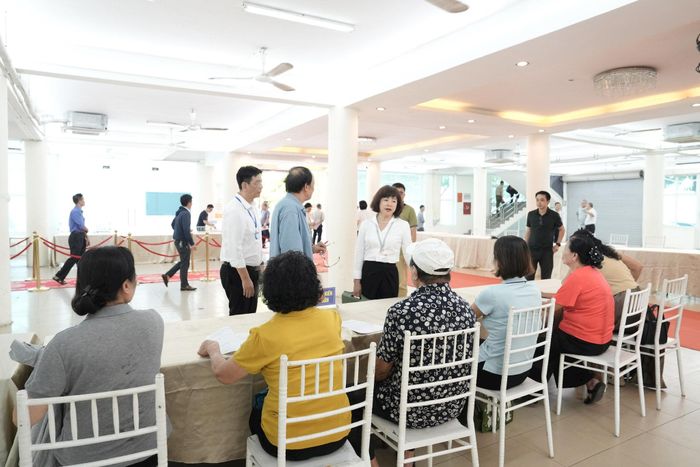 UBND phường tạo điều kiện để người dân tiếp cận tài liệu, sơ đồ, bản đồ và những nội dung chính của phương án điều chỉnh quy hoạch... Ảnh: Hồng Thái