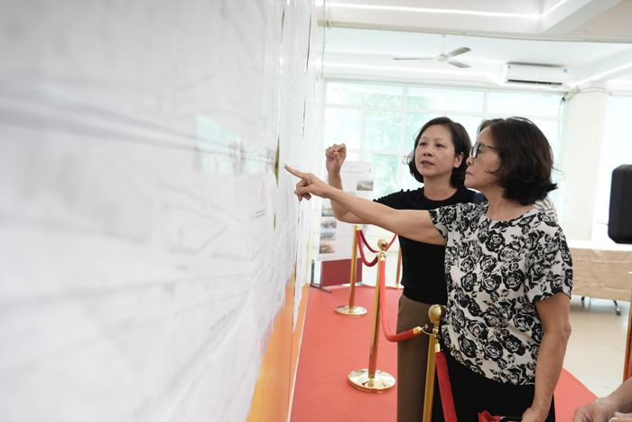 Bà Nguyễn Thị Nhàn (Tổ dân phố số 29, phường Bồ Đề) nghiên cứu các phương án quy hoạch được cơ quan chức năng đề ra. Ảnh: Hồng Thái
