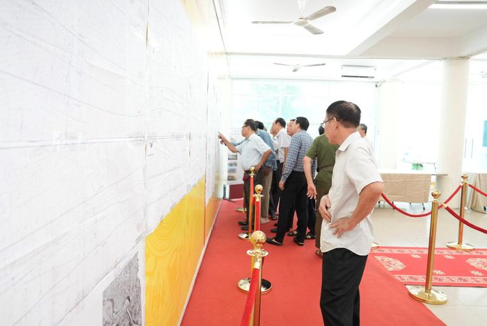 Phường Bồ Đề tổ chức lấy ý kiến của cá nhân và cộng đồng dân cư tại 45 tổ dân phố trên địa bàn. Ảnh: Hồng Thái