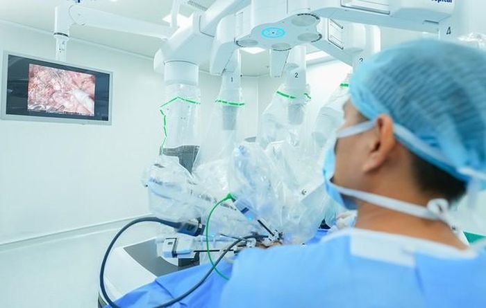 Robot hỗ trợ phẫu thuật giúp hạn chế tổn thương, góp phần bảo tồn chức năng sinh lý và tiết niệu sau mổ. Ảnh: BVCC