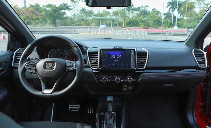 Honda City trang bị ghế bọc nỉ quen thuộc của dòng xe hạng B.