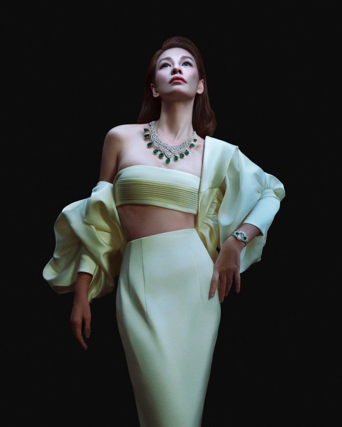 Bùi Lan Hương từng gây chú ý qua album "Thiên thần sa ngã" với 12 ca khúc mang phong cách dream pop năm 2018, giành giải Cống Hiến ở hạng mục Nghệ sĩ mới của năm.