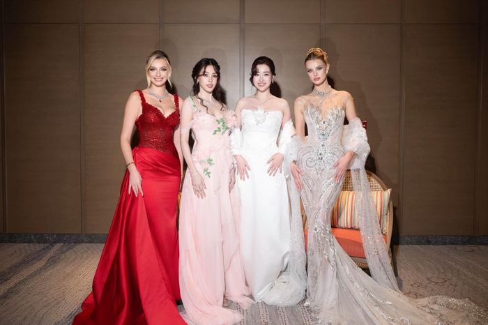 Trong ảnh gồm: Karolina Bielawska - Miss World 2021 (đầm đỏ), Trần Tiểu Vy (Top 30 Miss World 2018) và Đỗ Mỹ Linh (Top 40 Miss World 2017) Krystyna Pyszkova - Miss World 2024 (ngoài cùng bên phải). Có thể thấy, so với các nàng hậu, Đỗ Mỹ Linh có sự trưởng thành của một đàn chị và sự mặn mà của người phụ nữ đã lập gia đình, làm mẹ 2 con. 