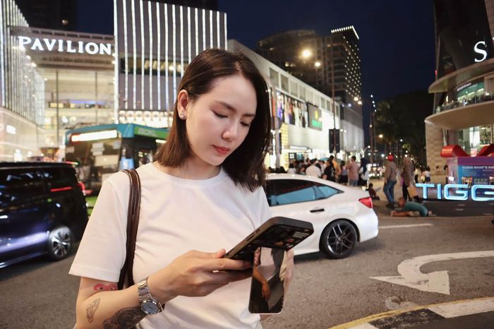 Ở tuổi trung niên, Phương Linh độc thân, vẫn bất ngờ mỗi khi xuất hiện trước công chúng. Nữ ca sĩ duy trì gương mặt trẻ trung, làn da căng mịn cùng thần thái rạng rỡ.