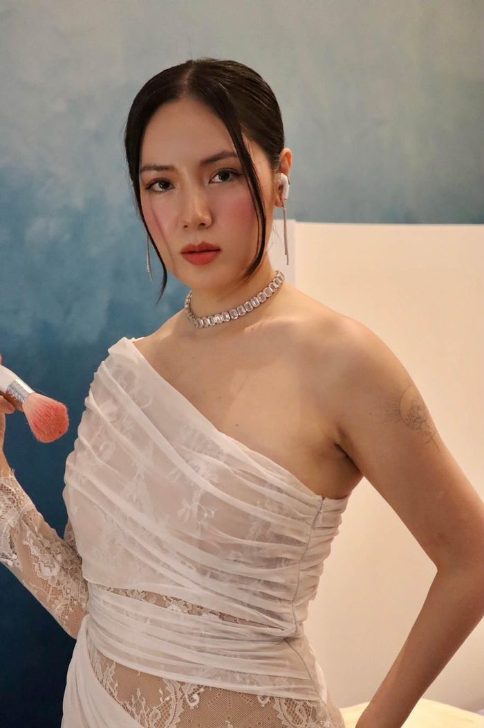 Nữ ca sĩ cũng không bó buộc bản thân trong phong cách kín đáo. Váy hai dây, crop top hay những thiết kế ôm sát, có đường cắt xẻ đều được cô lựa chọn và biến hóa linh hoạt.