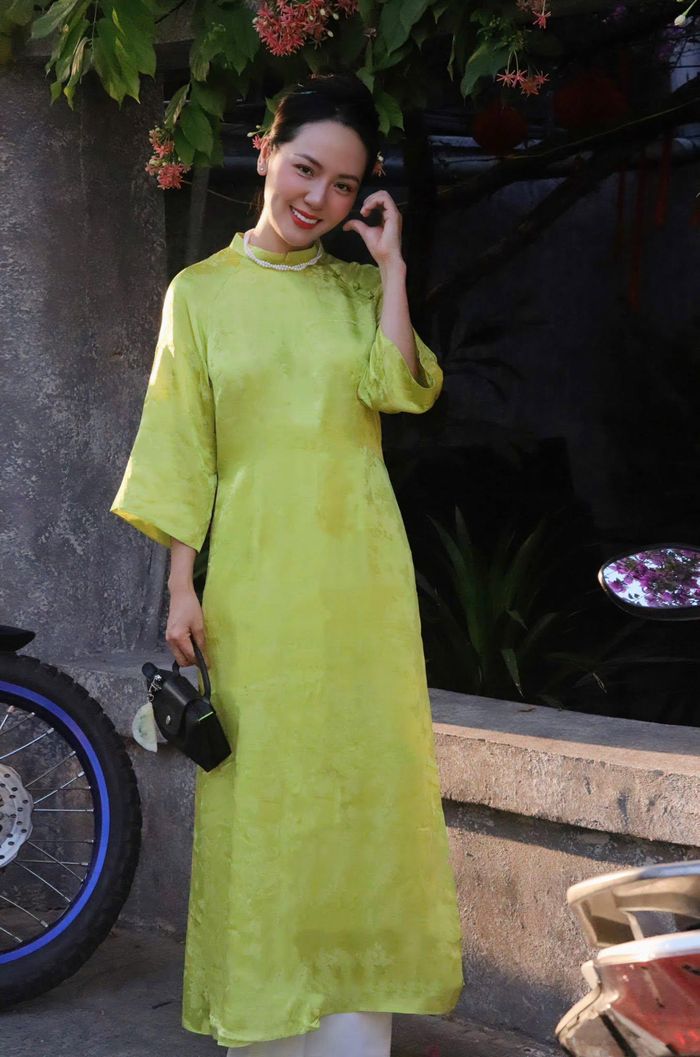 Nhiều người cho rằng, vì cuộc sống vui vẻ, tự tại, nên ở tuổi 42, Phương Linh vẫn giữ nhan sắc trẻ trung, vóc dáng gợi cảm. Cô được khen vẫn xinh đẹp, cuốn hút như thời mới vào nghề.