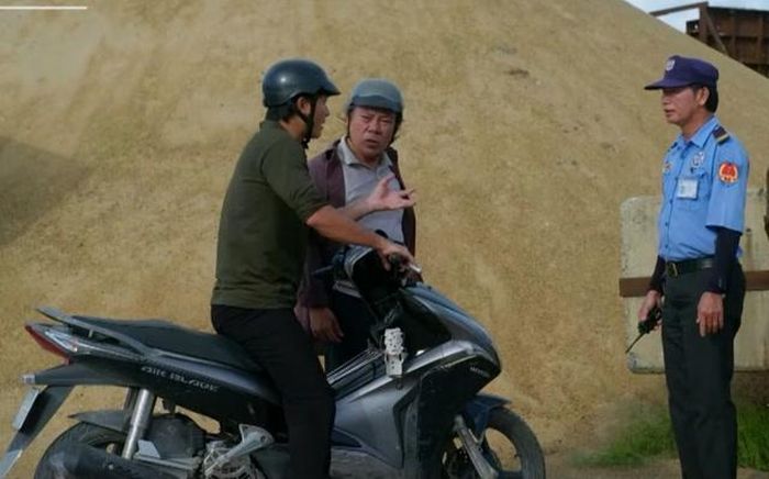 Chơn cố gắng tìm hiểu về hoạt động khai thác ở bãi sông của một công ty. Ảnh VTV