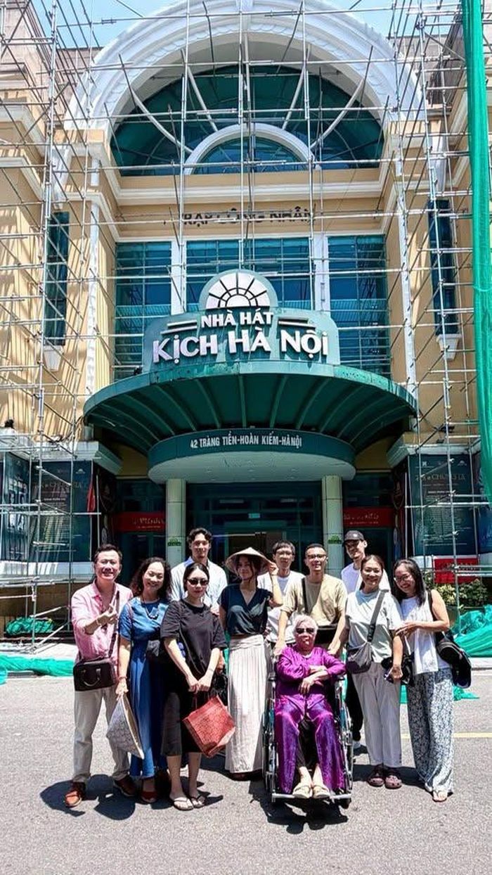 Các con của NSƯT Lê Vi được gia đình bên ngoại yêu thương, chào đón khi về Việt Nam.