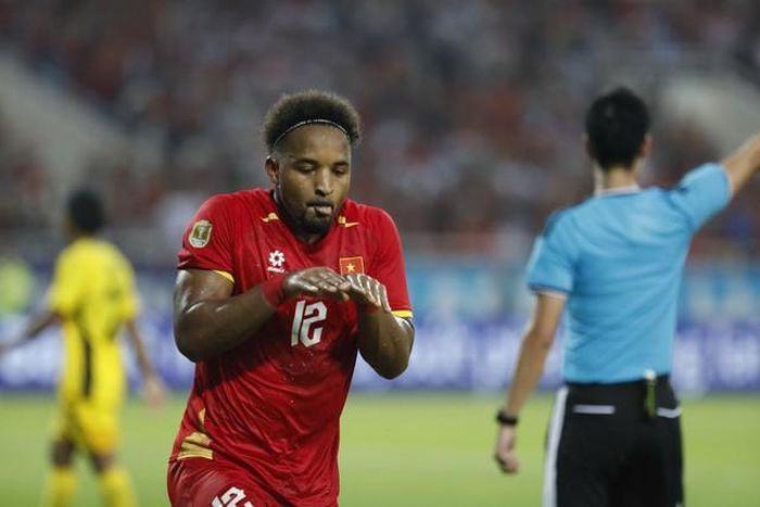 Sau khi ghi bàn thứ hai, ấn định chiến thắng 2-0 cho tuyển Việt Nam trước Malaysia tối 19/8 trên sân Mỹ Đình, ông bố hai con co hai tay trước ngực rồi bật nhảy, khiến nhiều khán giả tò mò về ý nghĩa màn ăn mừng. "Hai đứa trẻ nhà tôi nhắn nhủ bố hãy ghi bàn và làm khủng long T-Rex trên sân, nên anh ấy đã bắt chước khủng long cho bọn trẻ xem như vậy đó", vợ anh, Marcele Seippel, cho biết trên Ngôi sao. Màn ăn mừng vì thế không chỉ là khoảnh khắc ngẫu hứng sau bàn thắng, mà còn là lời đáp của tiền đạo 29 tuổi dành cho hai con trai đang theo dõi và cổ vũ bố.