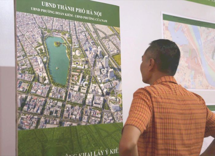 Ngay trong ngày đầu tổ chức lấy ý kiến nhân dân, nhiều người dân có có mặt tại Trung tâm Thông tin Triển lãm Hà Nội (số 93 Đinh Tiên Hoàng) cùng các địa điểm niêm yết để trực tiếp nghiên cứu hồ sơ. Ảnh: Đinh Hiệp