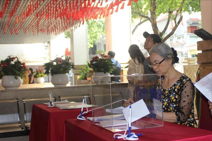 Việc lấy ý kiến được thực hiện theo từng nhóm đối tượng và giai đoạn. Trong giai đoạn lập quy hoạch, UBND phường Hoàn Kiếm chủ trì phối hợp UBND phường Cửa Nam tổ chức lấy ý kiến cộng đồng dân cư. Ảnh: Đinh Hiệp