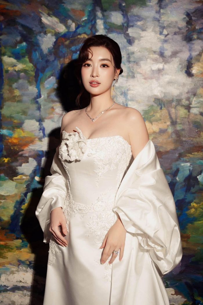 Bộ ảnh mới của Đỗ Mỹ Linh nhận về "cơn mưa" lời khen nhờ nhan sắc ngày càng xinh đẹp, mặn mà so với thời mới đăng quang.