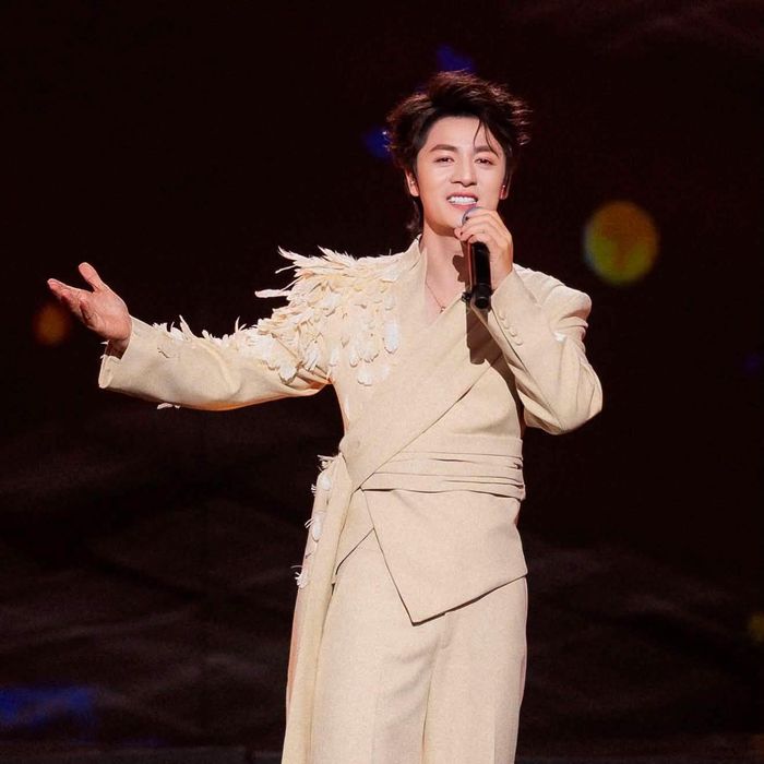 "Silk Way Star không chỉ đưa chúng tôi đến cùng một sân khấu, mà còn là cầu nối giữa những con người và những nền văn hóa khác nhau", ca sĩ Đăng Khôi viết.