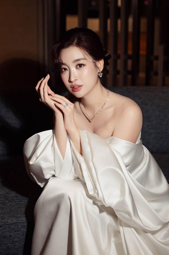 Hoa hậu Đỗ Mỹ Linh gây chú ý khi chia sẻ loạt ảnh diện chiếc váy cúp ngực tôn vẻ gợi cảm, sang trọng, khuôn mặt xinh tươi thần thái. 