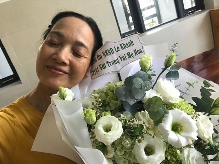 Những năm qua, nữ nghệ sĩ tiếp tục xuất hiện trên màn ảnh và thử sức với nhiều dạng vai. Đặc biệt, loạt phim Gái già lắm chiêu giúp hình ảnh Lê Khanh đến gần hơn với khán giả trẻ. Từ một nghệ sĩ sân khấu gạo cội, chị cho thấy mình vẫn có thể làm mới bản thân và thích nghi với những yêu cầu khác của điện ảnh.
