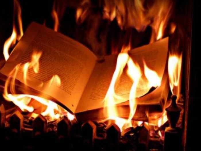 Khi đốt bỏ sách vở, bạn có thể gặp phải những tình huống xui rủi và ảnh hưởng xấu đến sự nghiệp, chuyện học hành.