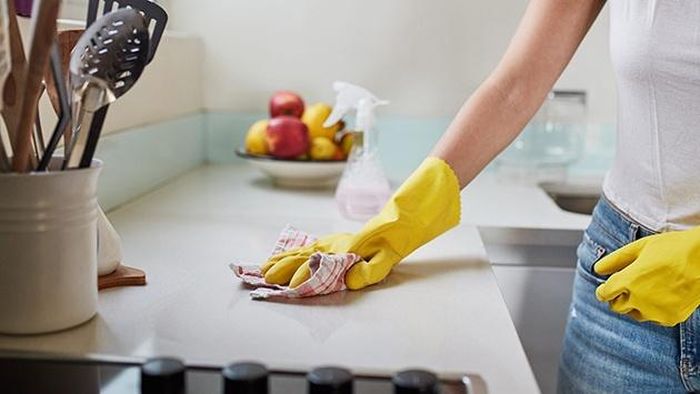 Không những vậy, việc dọn sạch căn bếp, phòng ăn cũng giúp căn nhà thêm thông thoáng hơn. Nếu nhà bếp có nhiều món đồ cũ, đã nứt vỡ thì nên nghĩ đến việc thay thế bằng món đồ mới.