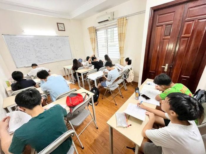 Theo quy định, giáo viên không được tổ chức dạy thêm có thu tiền đối với học sinh mà mình được phân công giảng dạy theo kế hoạch giáo dục của nhà trường. Ảnh mnh hoạ: HB