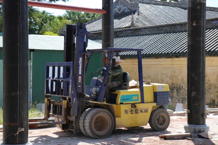 Cùng với các hạng mục kiến trúc, dự án còn tôn tạo hệ thống hạ tầng kỹ thuật gồm hệ thống điện chiếu sáng nội thất, đèn lồng, đèn ngoại thất; hệ thống phòng cháy chữa cháy và hệ thống camera an ninh. Ảnh: H.D.