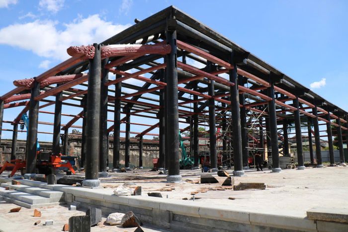 Dự án có tổng mức đầu tư hơn 199 tỷ đồng từ nguồn ngân sách thành phố, thực hiện tại Đại nội Huế. Theo quy mô đầu tư, điện Cần Chánh được tu bổ, gia cường nền móng, bó vỉa, bậc cấp theo nguyên trạng, tu bổ, phục hồi hệ chân tảng đá thanh, nền lát gạch hoa, bảo quản chống ẩm và chống mối nền. Ảnh: H.D.