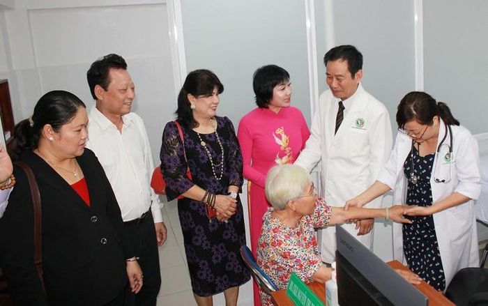 BS.CKII Trần Văn Khanh - Giám đốc Bệnh viện Lê Văn Thịnh và chị Ngọc Hạnh cùng các thành viên chủ chốt Hội Doanh nghiệp phường Bình Trưng trao đổi thêm về mô hình Phòng khám Từ Tâm tại bệnh viện. Ảnh: Mimosa