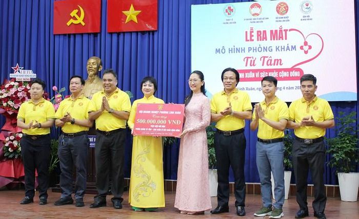 Chị Ngọc Hạnh cùng các thành viên chủ chốt Hội Doanh nghiệp phường Linh Xuân trao tặng chính quyền kinh phí để vận hành Phòng khám Từ Tâm. Ảnh: Mimosa