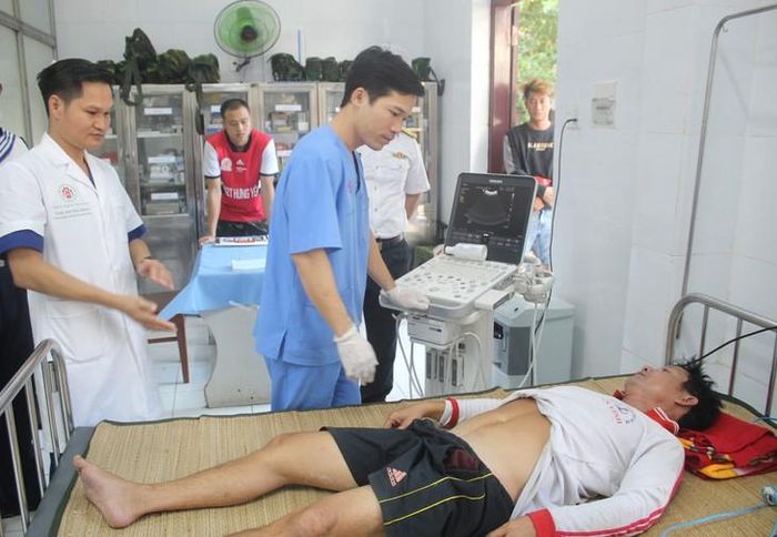 Ngư dân nhanh chóng được cứu chữa. Ảnh: Thành Vũ.
