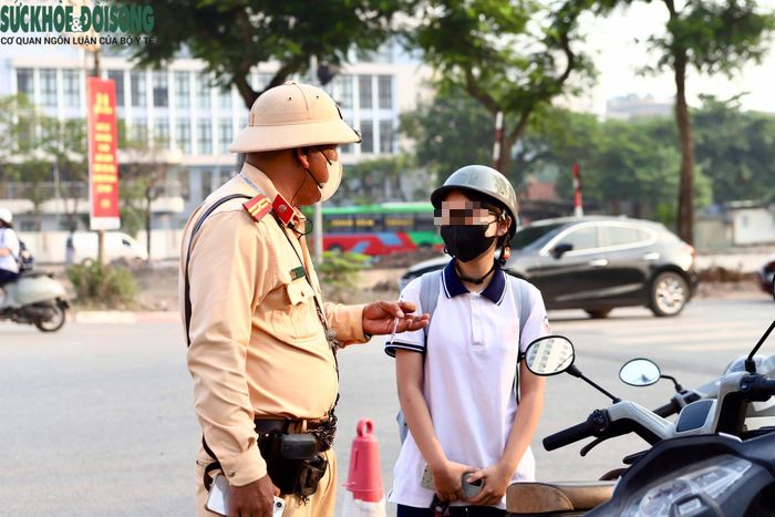 Ngay những ngày đầu năm học mới, lực lượng CSGT Hà Nội tăng cường kiểm tra, xử lý vi phạm giao thông tại các khu vực trường học, đồng thời phối hợp với nhà trường để chấn chỉnh ý thức tham giao giao thông của học sinh. (Ảnh Thành Long)