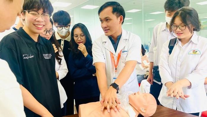 Chủ động tham gia các hoạt động thực hành chuyên môn giúp bác sĩ trẻ sớm nhận biết năng lực và sự tương thích của bản thân với từng lĩnh vực. Ảnh: TP