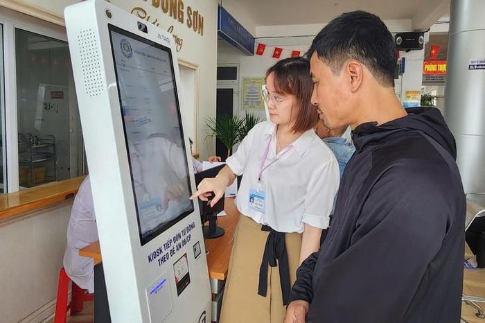 Người dân đến khám bệnh được nhân viên bệnh viện hướng dẫn tận tình. Ảnh: Ngọc Hưng.