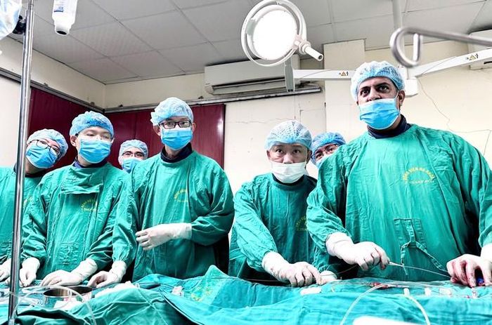 Ê kíp y bác sĩ Bệnh viện Đa khoa tỉnh Thanh Hóa thực hiện thay van động mạch chủ qua da cho bệnh nhân dưới sự hỗ trợ của chuyên gia y tế Ấn Độ. Ảnh: BVCC.