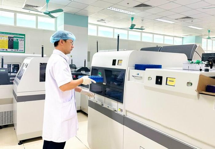 Người bệnh được tiếp cận dịch vụ xét nghiệm đạt chuẩn quốc tế ngay tại tuyến tỉnh. Ảnh: BVCC.