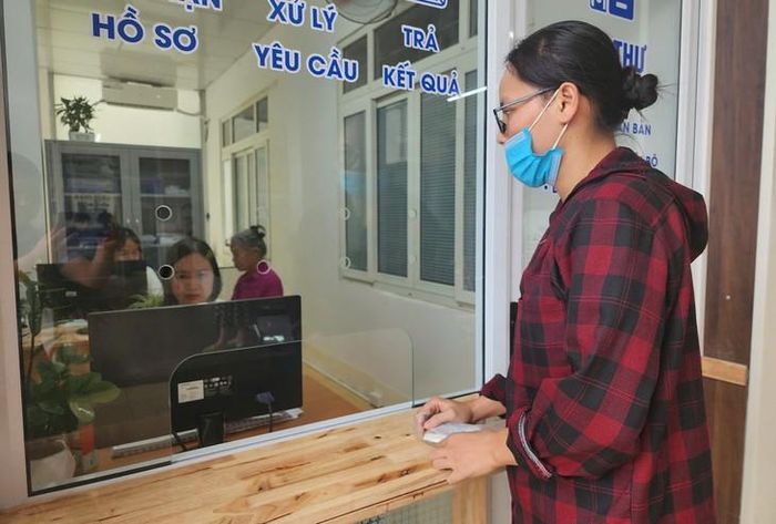 Bệnh nhân đến làm thủ tục tại bộ phận "một cửa". Ảnh: Ngọc Hưng.